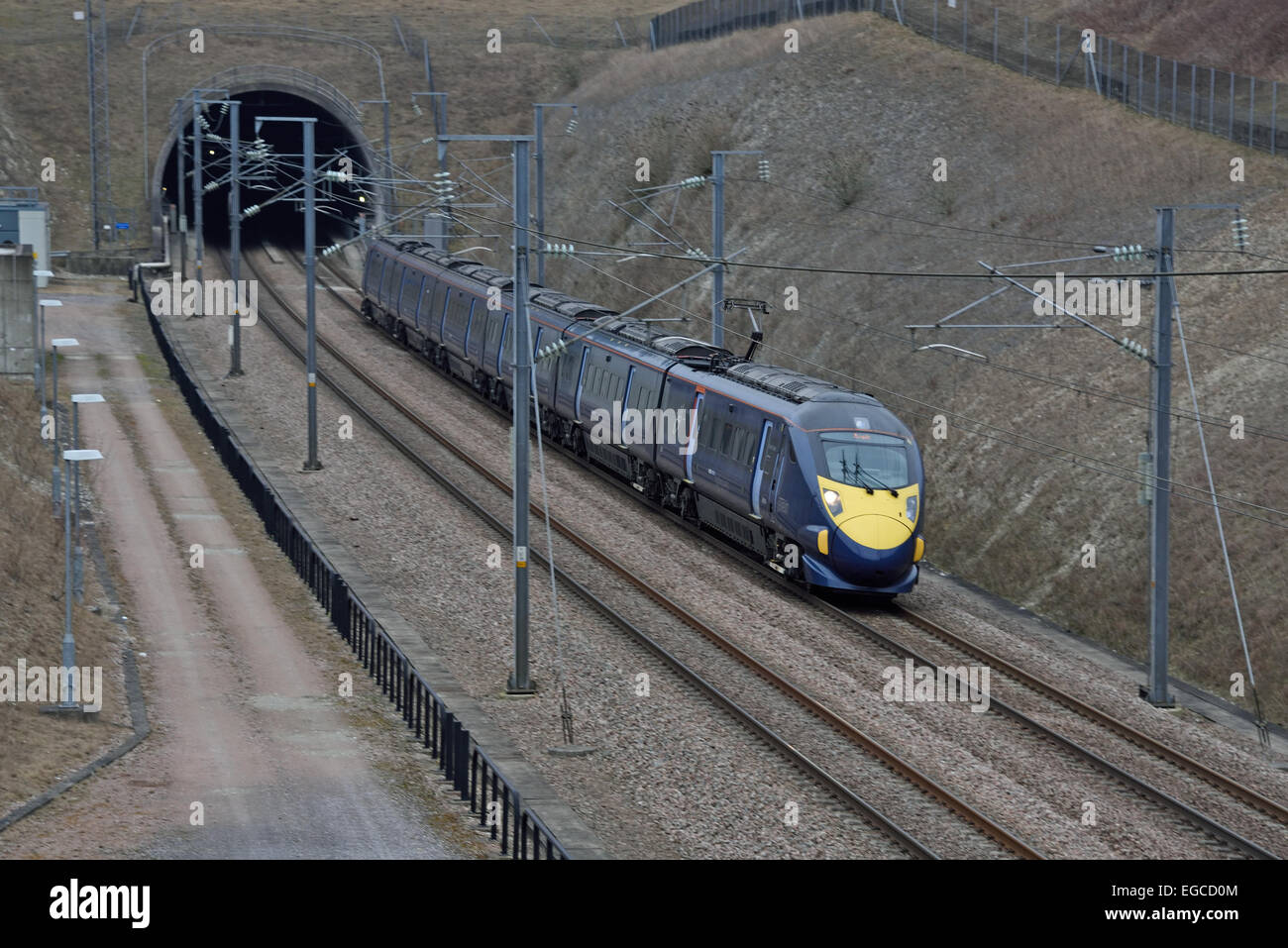 Ein Speer Hochgeschwindigkeitszug verlassen Northe tiefen Tunnel auf Blue Bell Hill, Kent. Stockfoto