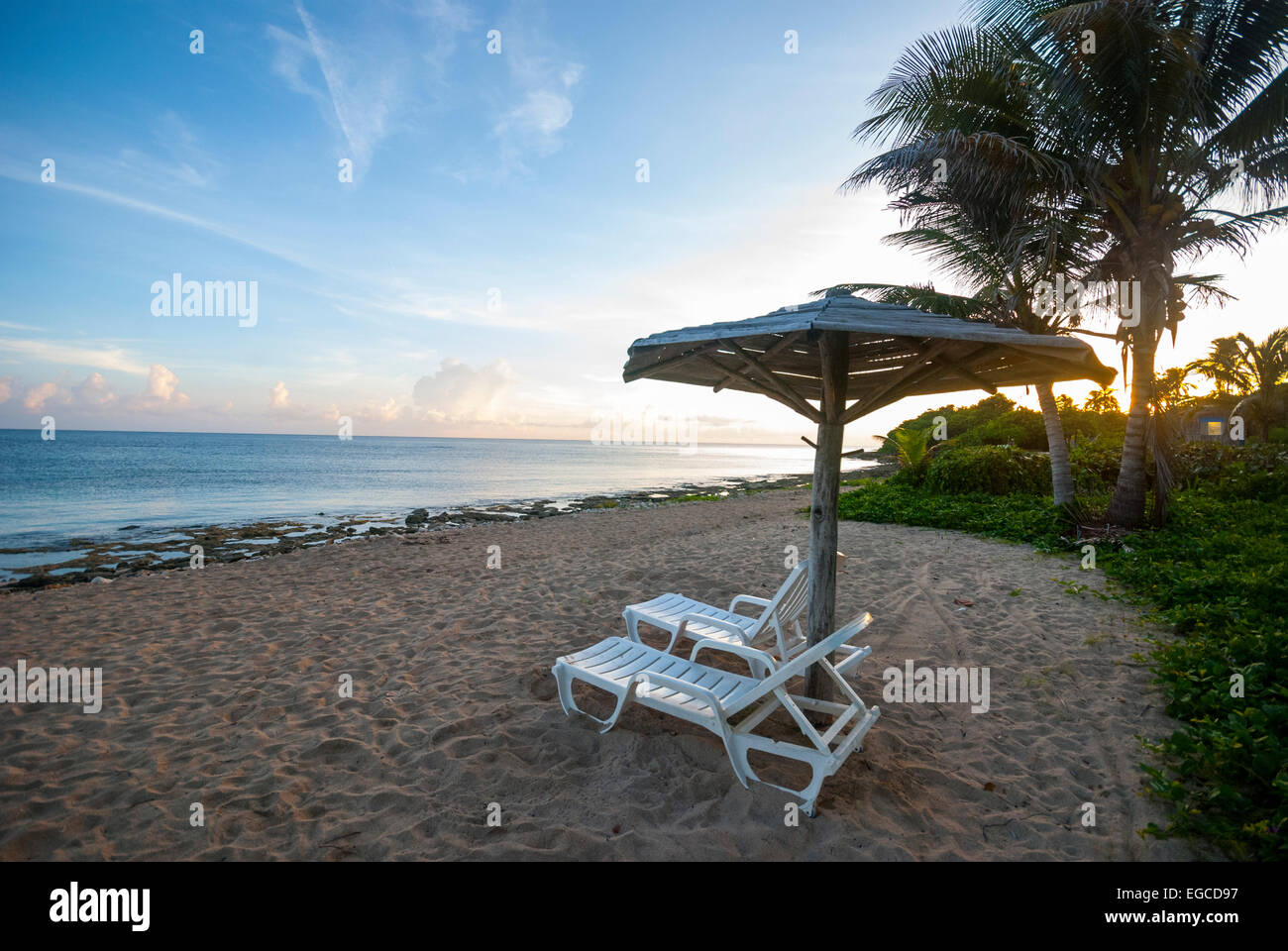 Ein Überblick über ein paar liegen am frühen Morgen Sonne Stühle an einem kubanischen Strand Stockfoto