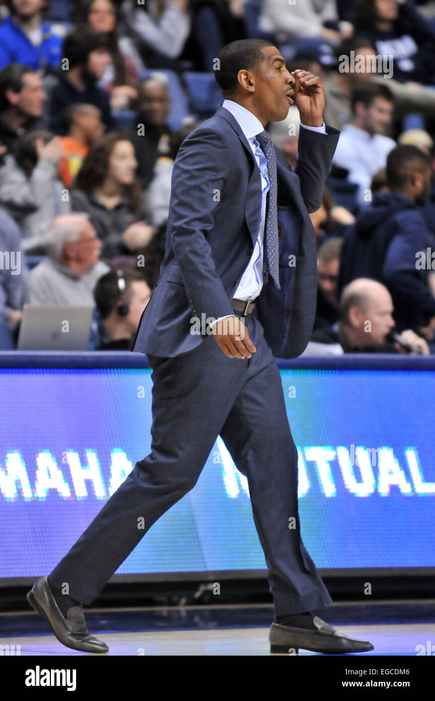 22. Februar 2015: Head Coach Kevin Ollie von Uconn in Aktion während der NCAA Basketball-Spiel zwischen den Connecticut Huskies und Tulane Green Wave in Gampel Pavillion, in Geschäften, CT. Gregory Vasil/CSM Stockfoto