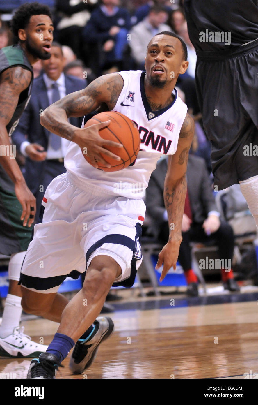 22. Februar 2015: Ryan Boatright(11) von Uconn in Aktion während der NCAA Basketball-Spiel zwischen den Connecticut Huskies und Tulane Green Wave in Gampel Pavillion, in Geschäften, CT. Gregory Vasil/CSM Stockfoto