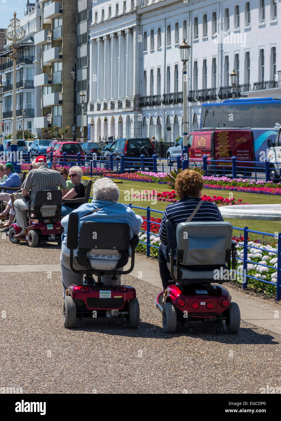 Ältere Menschen ungültig Trollies Eastbourne Strandpromenade Stockfoto