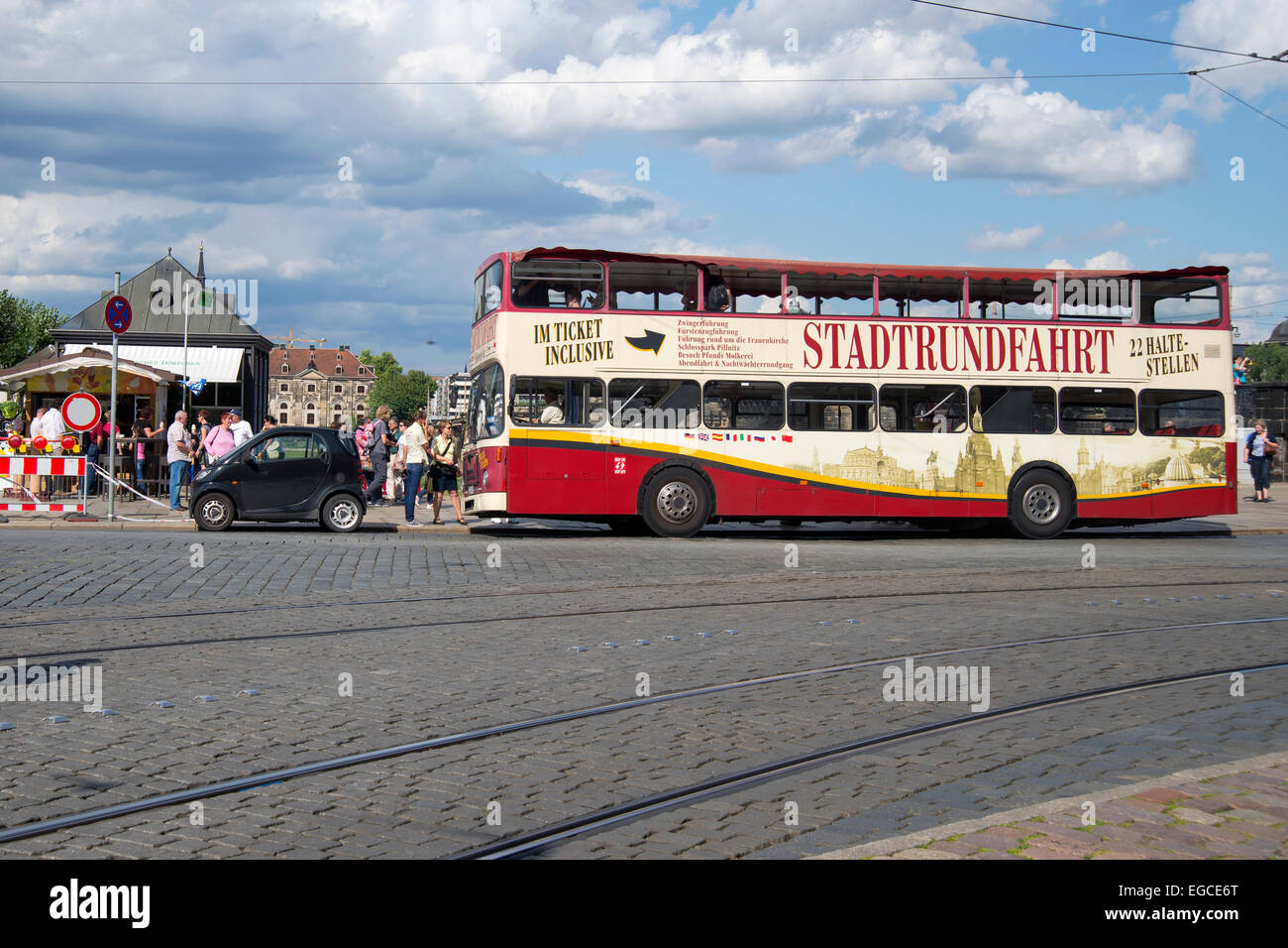 Eine weitere Tourbus angekommen in Dresden, Deutschland, Europa. Stockfoto
