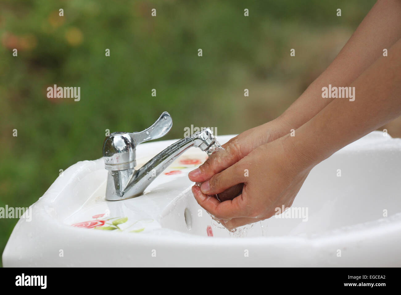 Reinigung der Armaturen sind die Frauen Hände waschen. Stockfoto