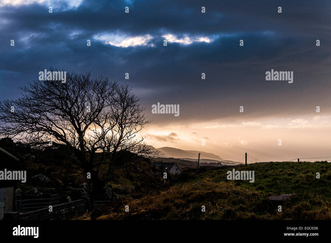 Ardara, County Donegal, Irland, Irland. Sturmwolken einziehen vom Atlantischen Ozean bei starkem Sturm, Wetter. Stockfoto