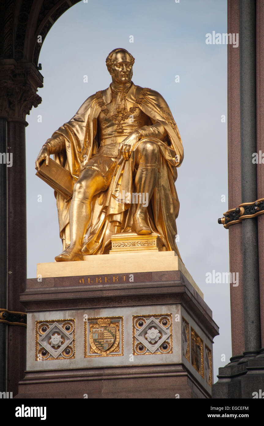 Die vergoldete Statue von Prinz Albert in der Mitte der Albert Memorial, Kensington Gardens, London. Stockfoto