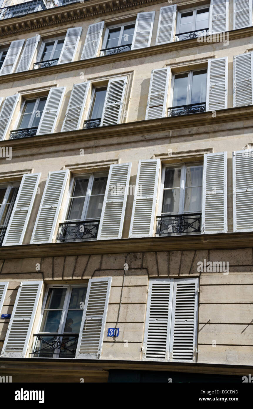 Eine klassische Fassade entlang der Rue Vielle du Temple im Marais Viertel von Paris. Stockfoto