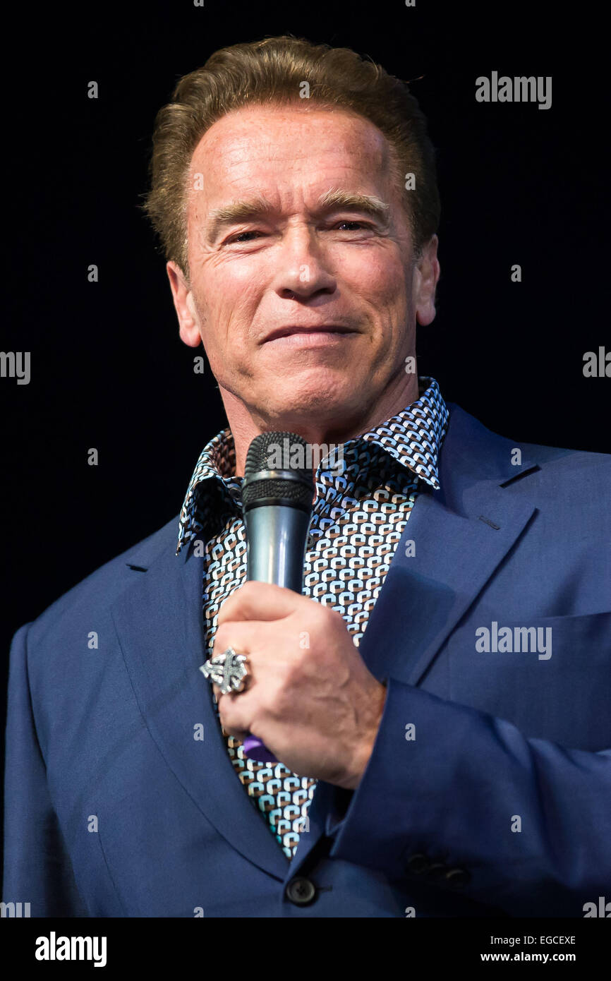 Budapest. 22. Februar 2015. US-Schauspieler und ehemaliger Gouverneur von Kalifornien Arnold Schwarzenegger hält eine Rede bei einer Veranstaltung in Budapest, Ungarn am 22. Februar 2015. Bildnachweis: Attila Volgyi/Xinhua/Alamy Live-Nachrichten Stockfoto