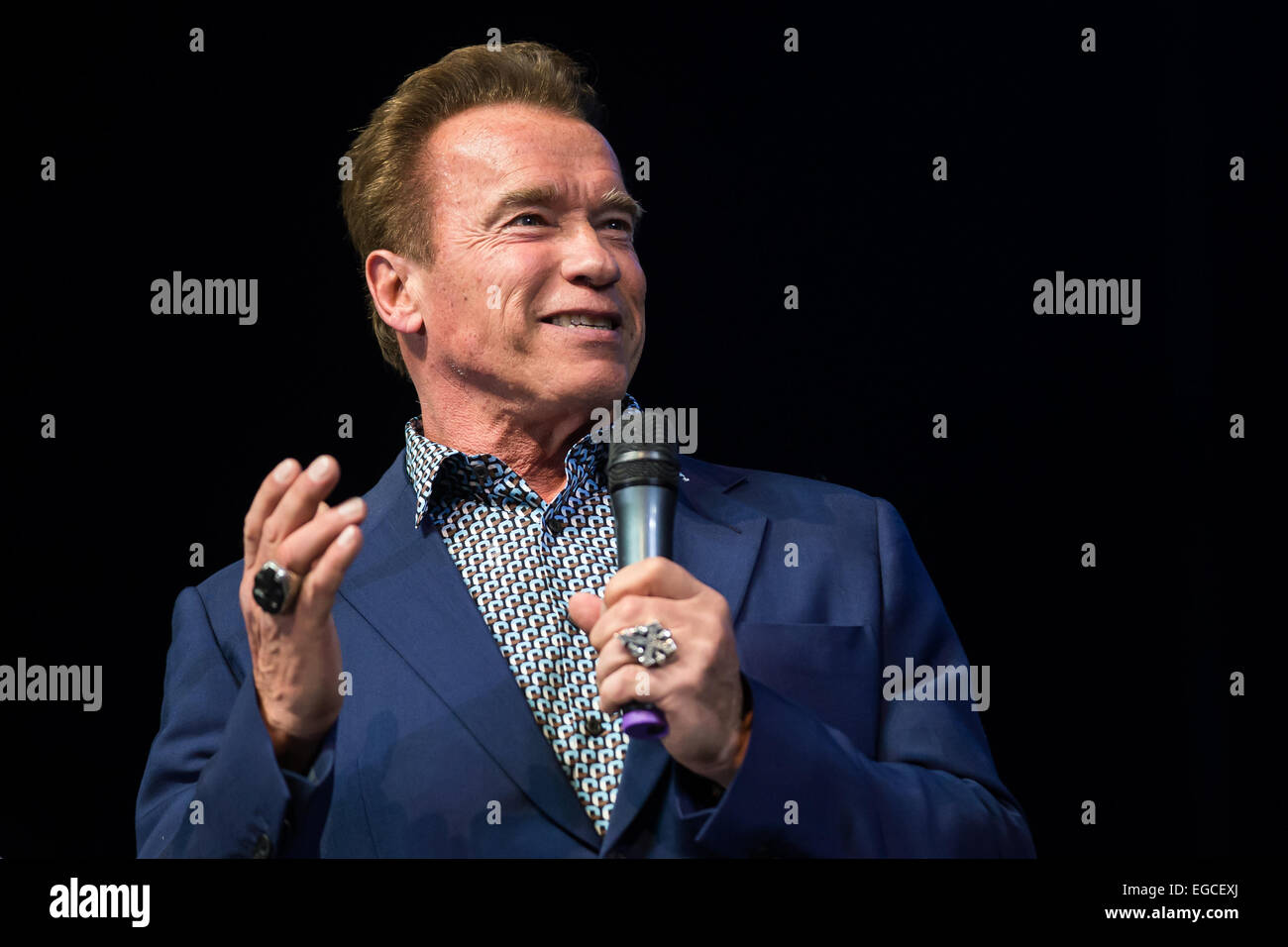 Budapest. 22. Februar 2015. US-Schauspieler und ehemaliger Gouverneur von Kalifornien Arnold Schwarzenegger hält eine Rede bei einer Veranstaltung in Budapest, Ungarn am 22. Februar 2015. Bildnachweis: Attila Volgyi/Xinhua/Alamy Live-Nachrichten Stockfoto