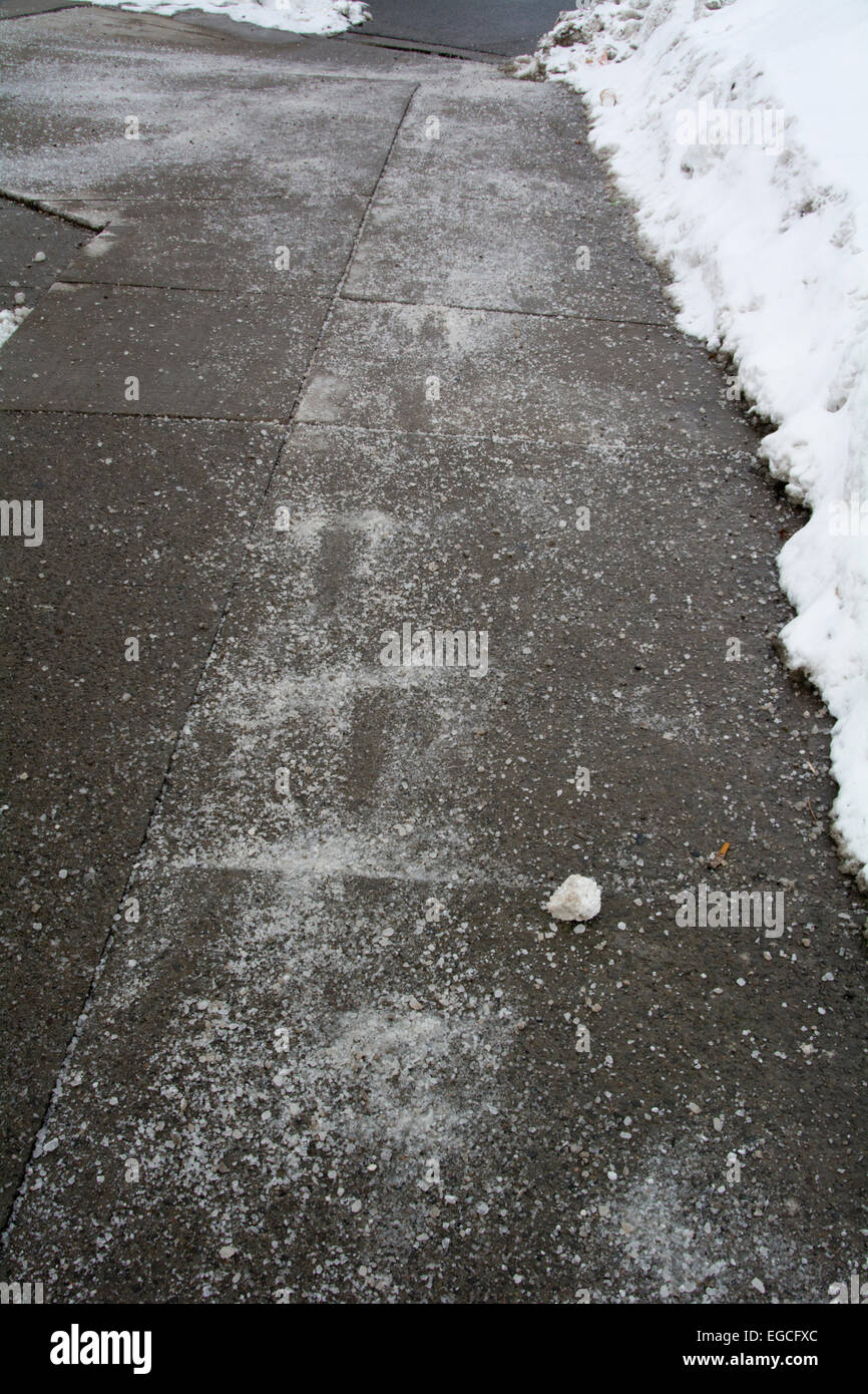 Steinsalz auf einem Bürgersteig an einem kalten Wintertag Stockfoto