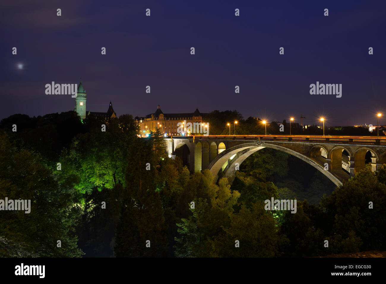 Adolphe-Brücke überspannt das Tal der Petrusse in der Abenddämmerung, Stadt Luxemburg, Luxemburg Stockfoto