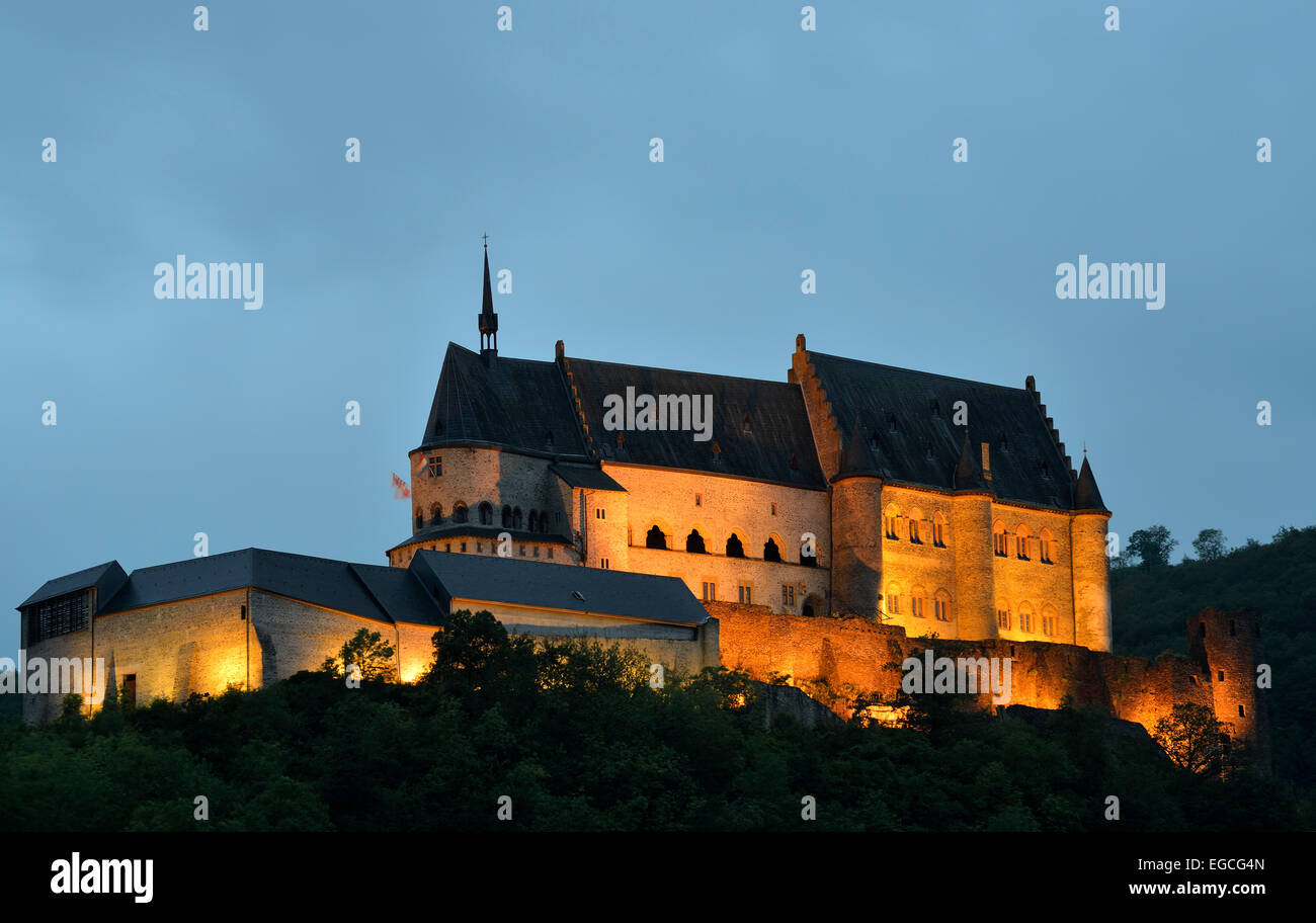 Schloss Vianden in der Abenddämmerung, Luxemburg Stockfoto