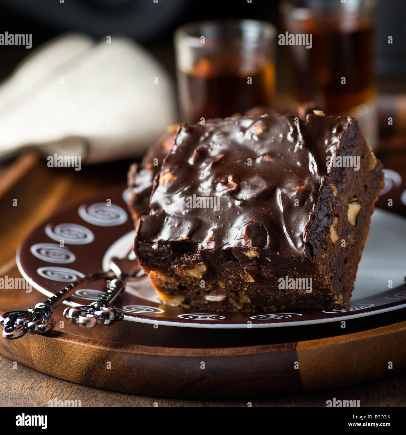 Hausgemachte Schokoladen-Brownies mit Nüssen und Ganache, Tiefenschärfe, Nahaufnahme Stockfoto