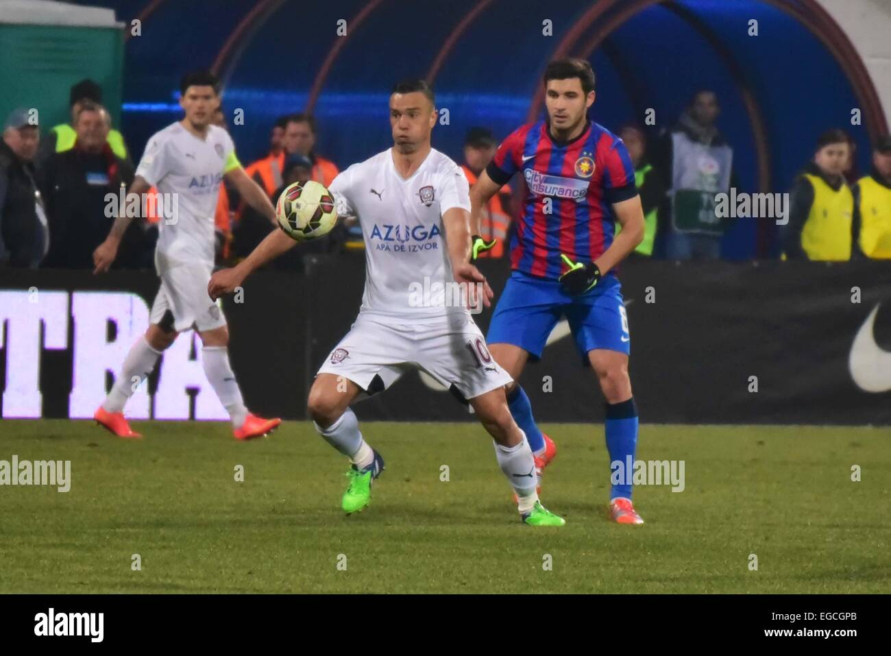 Ghencea-Stadion, Rumänien ROU. 22. Februar 2015. Daniel Pancu #10 von Rapid Bukarest und Lucian Filip #8 von Steaua Bukarest in Aktion während ich zwischen Steaua Bukarest ROU und Rapid Bukarest ROU Ghencea-Stadion, Rumänien ROU Spiel Rumänien-Liga. Catalin Soare/Cal Sport Media/Alamy Live-Nachrichten Stockfoto