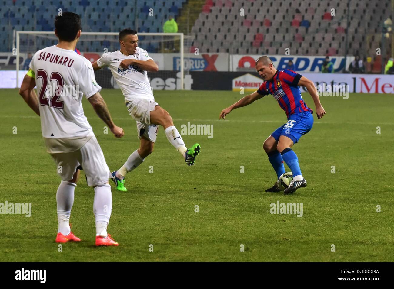 Ghencea-Stadion, Rumänien ROU. 22. Februar 2015. Alexandru Bourceanu #55 von Steaua Bukarest und Daniel Pancu #10 von Rapid Bukarest in Aktion während ich zwischen Steaua Bukarest ROU und Rapid Bukarest ROU Ghencea-Stadion, Rumänien ROU Spiel Rumänien-Liga. Catalin Soare/Cal Sport Media/Alamy Live-Nachrichten Stockfoto