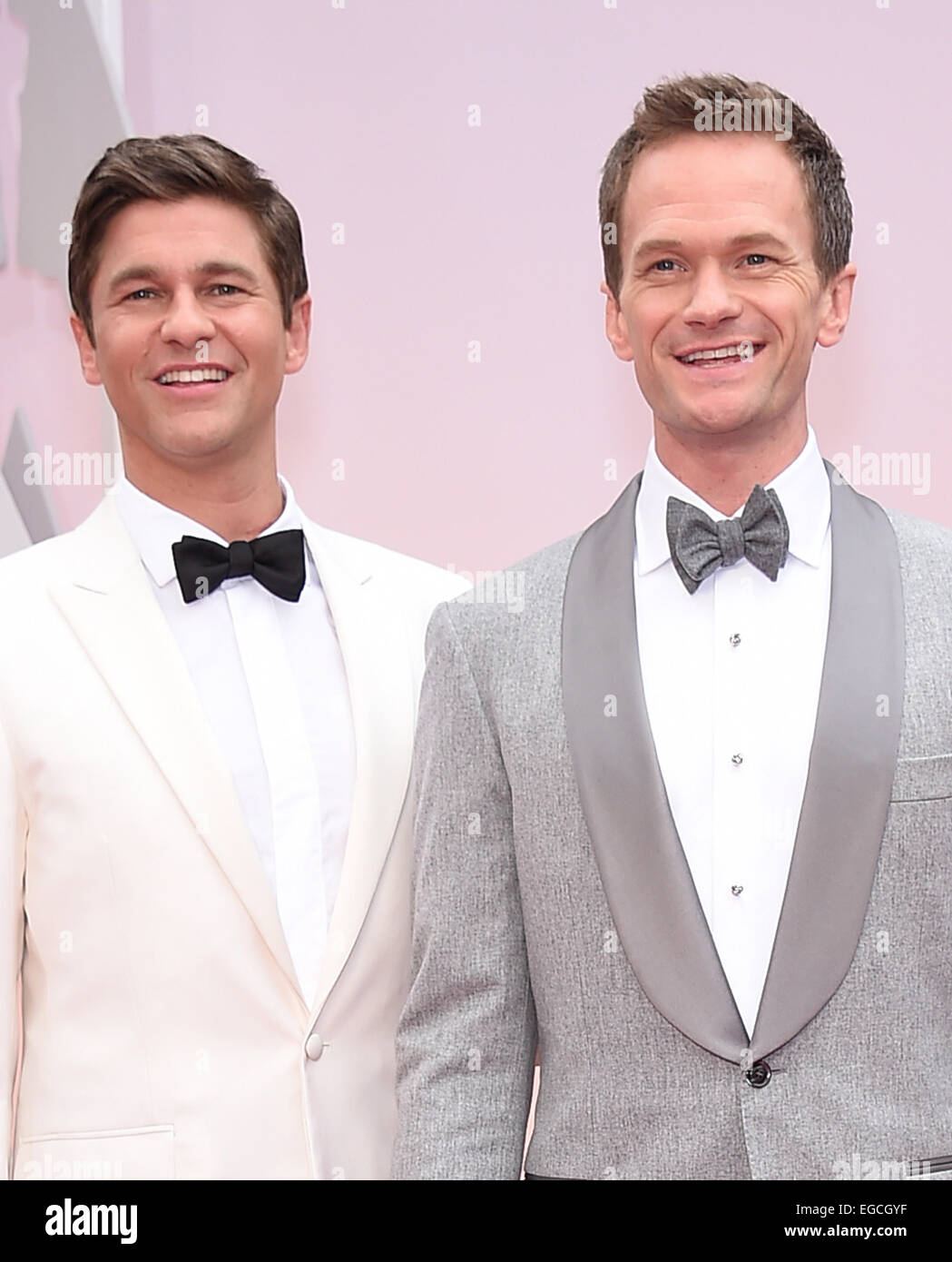 Hollywood, Kalifornien, USA. 22. Februar 2015. Host-NEIL PATRICK HARRIS und partner DAVID BURTKA auf dem roten Teppich bei Ankunft für den 87. Academy-Award-Kredit: © Lisa O'Connor/ZUMA Wire/ZUMAPRESS.com/Alamy Live News Stockfoto