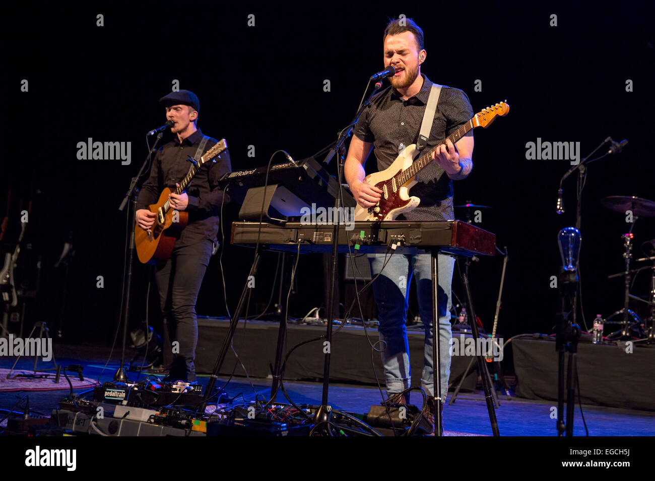 Milwaukee, Wisconsin, USA. 21. Februar 2015. Musiker ASGEIR TRAUSTI führt live auf der Bühne mit seiner Band Asgeir am Riverside Theater in Milwaukee, Wisconsin © Daniel DeSlover/ZUMA Draht/Alamy Live News Stockfoto