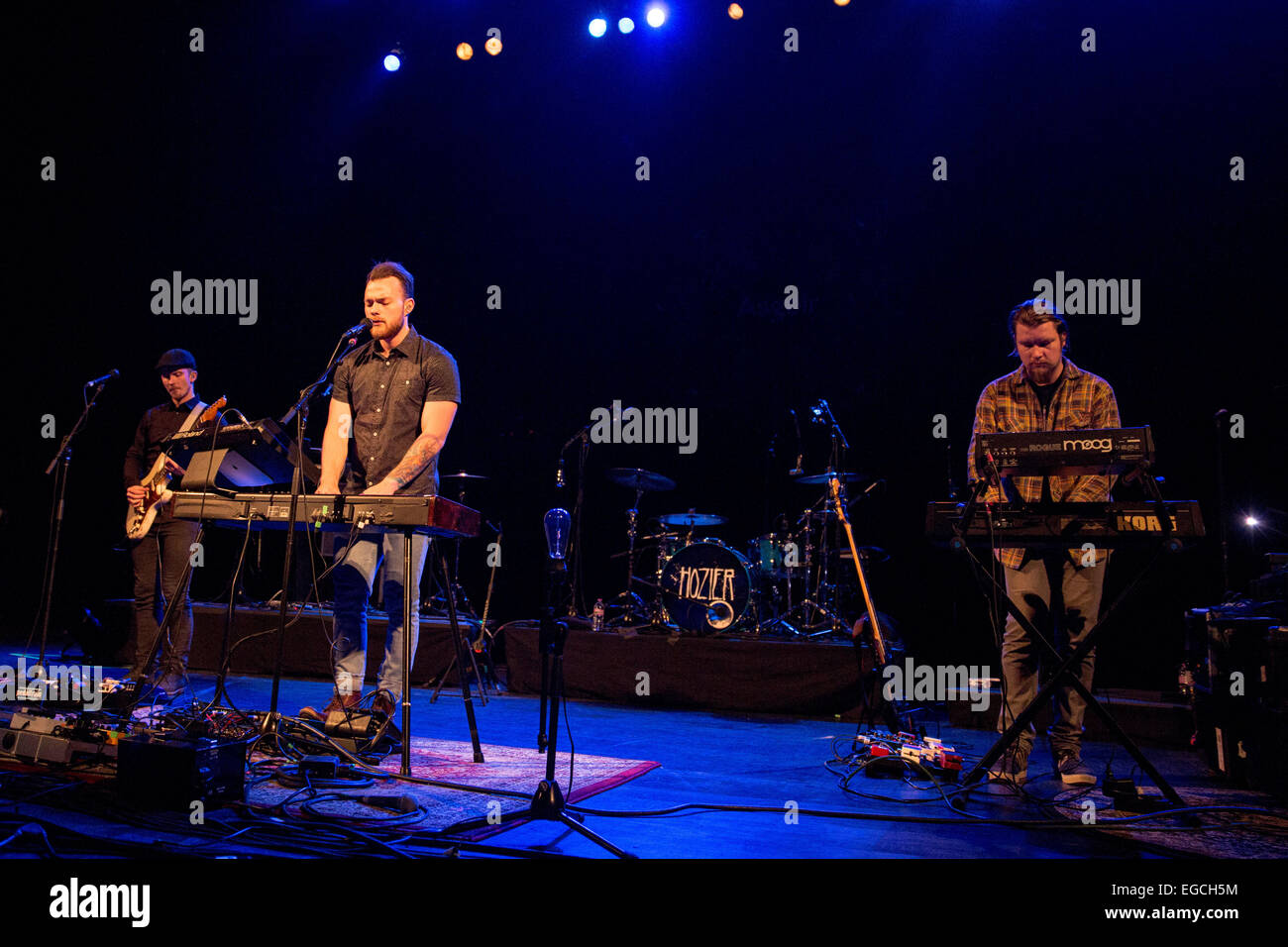 Milwaukee, Wisconsin, USA. 21. Februar 2015. Musiker ASGEIR TRAUSTI führt live auf der Bühne mit seiner Band Asgeir am Riverside Theater in Milwaukee, Wisconsin © Daniel DeSlover/ZUMA Draht/Alamy Live News Stockfoto