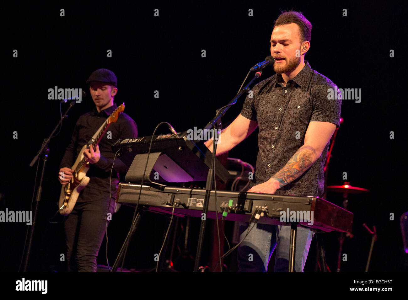 Milwaukee, Wisconsin, USA. 21. Februar 2015. Musiker ASGEIR TRAUSTI führt live auf der Bühne mit seiner Band Asgeir am Riverside Theater in Milwaukee, Wisconsin © Daniel DeSlover/ZUMA Draht/Alamy Live News Stockfoto
