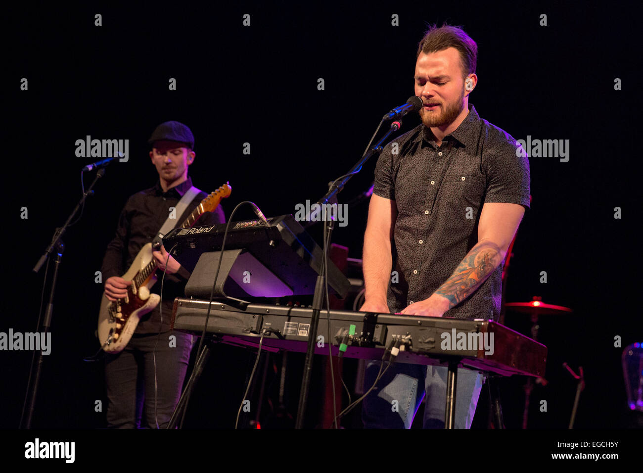 Milwaukee, Wisconsin, USA. 21. Februar 2015. Musiker ASGEIR TRAUSTI führt live auf der Bühne mit seiner Band Asgeir am Riverside Theater in Milwaukee, Wisconsin © Daniel DeSlover/ZUMA Draht/Alamy Live News Stockfoto
