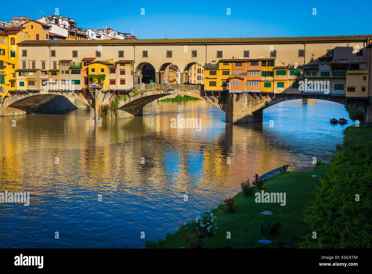 Der Fluss Arno und Ponte Vecchio Brücke in Firenze (Florenz), Italien. Stockfoto
