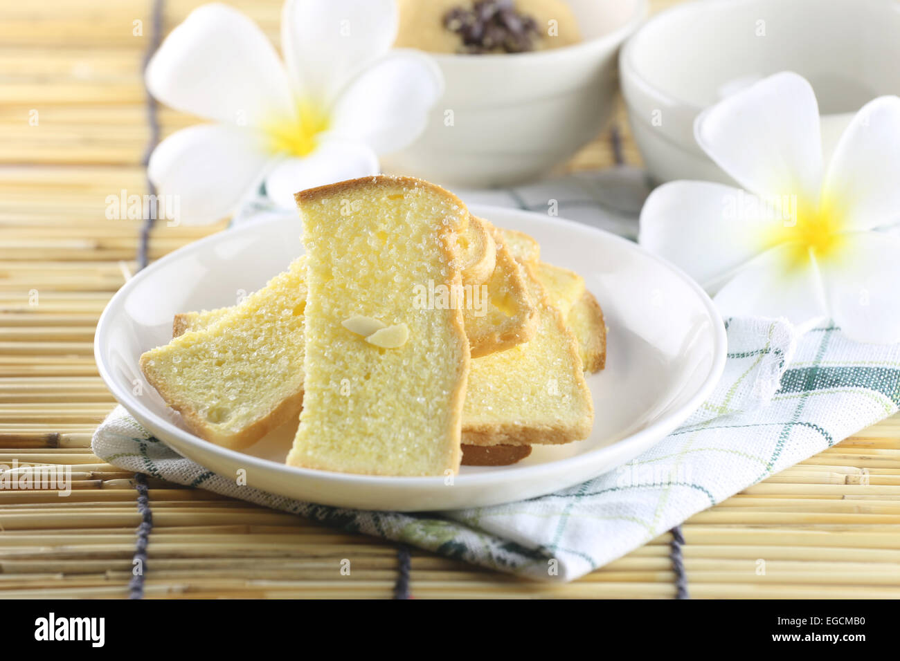 Backen von Brot Butter in weiße Schale. Stockfoto