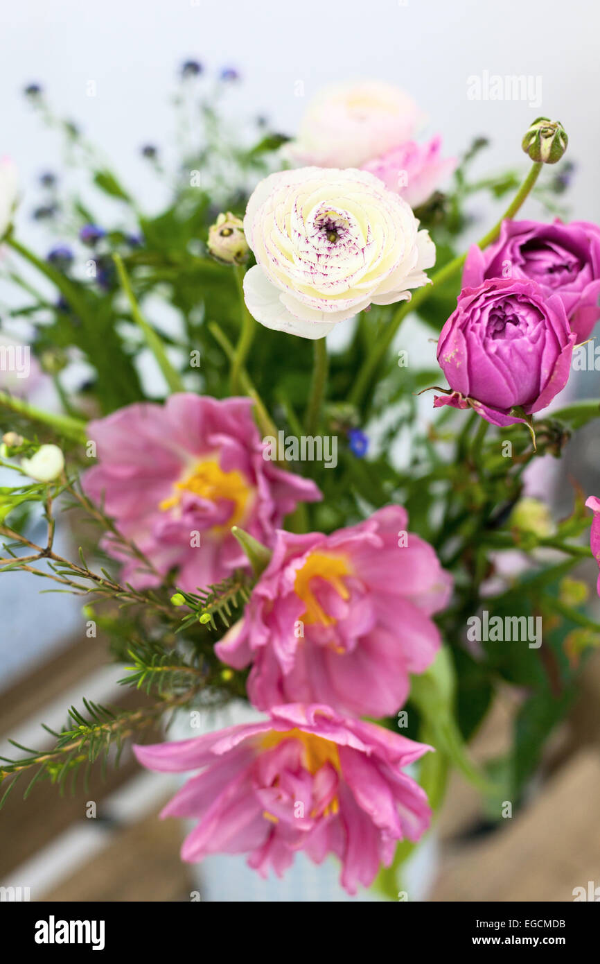 Tolle Rosen Tulpen Blumenstrauß in vase Stockfoto