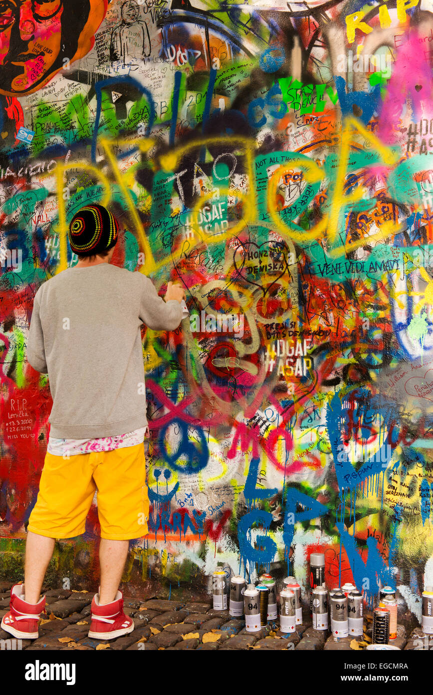 Sprühfarbe Künstler arbeiten bei der Lennon-Mauer in Prauge. Stockfoto