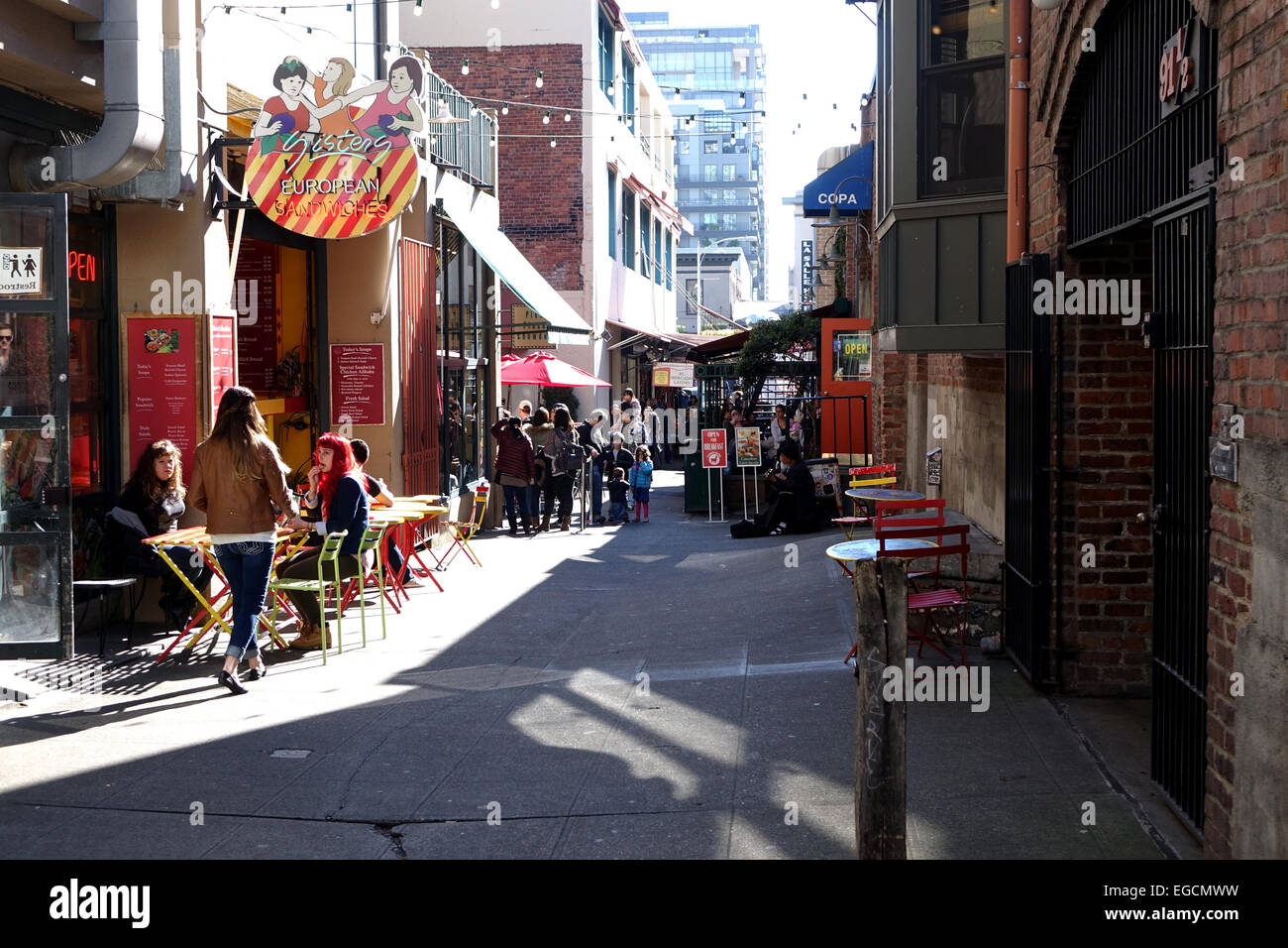 Post-Gasse ist eine kurze Gasse im Seatltles historischen Pike Place Market mit Restaurants und Geschäften. Stockfoto