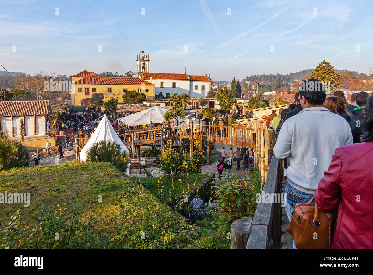 Priscos, Portugal. Größte lebende Krippe in Europa. Besucher in das Reenactment. Blick auf einen Teil der reenactment Strukturen. Siehe Mo Stockfoto