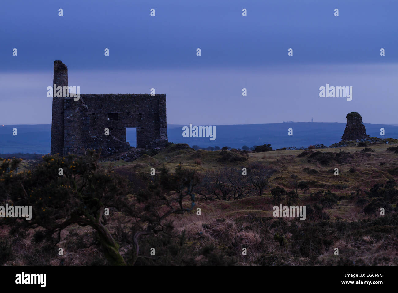 Reste vergangener Zeiten bleibt eines alten Zinnmine auf Bodmin Moor, in der Nähe des Dorfes Schergen im Osten Cornwall Stockfoto