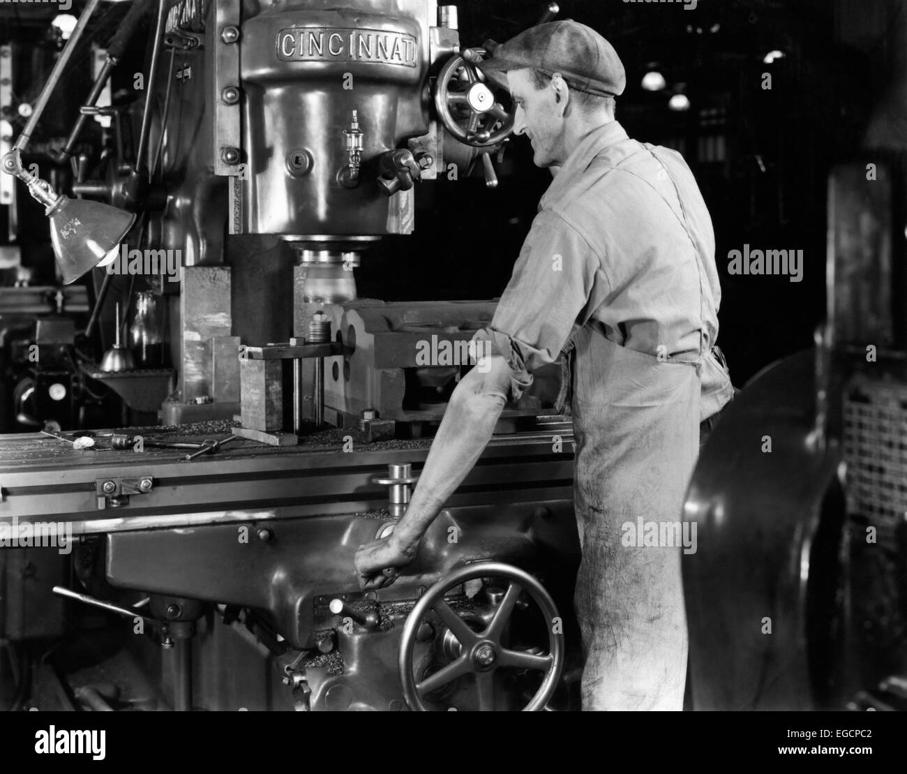 1940ER JAHRE MANN ARBEITNEHMER OPERATIVEN GROßEN MASCHINEN IN DER FABRIK Stockfoto