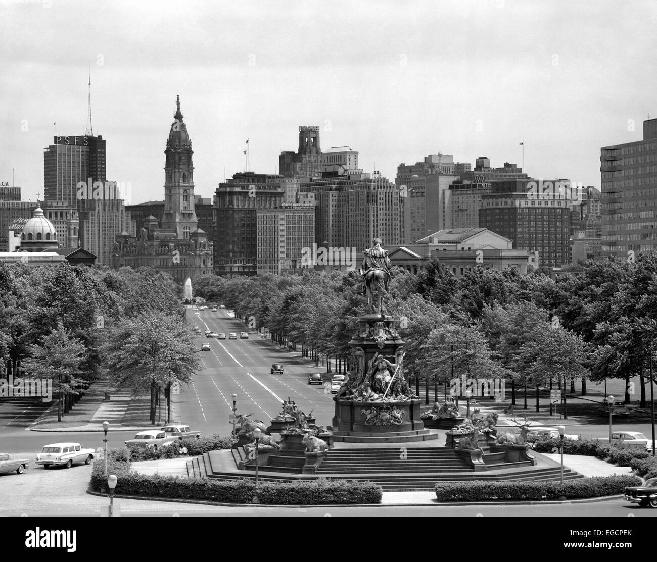 1950ER JAHRE BENJAMIN FRANKLIN PARKWAY AUS SÜDWESTEN KUNSTMUSEUM VORBEI AN EAKINS LOGAN CIRCLE NACH RATHAUS PHILADELPHIA PA USA Stockfoto