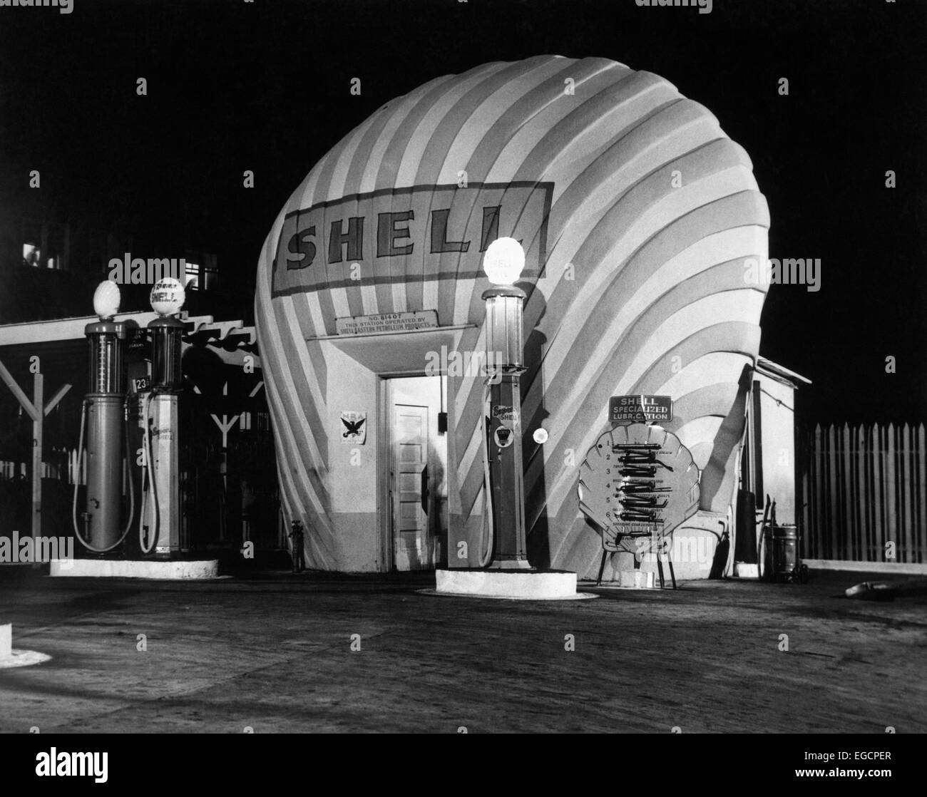 1930ER JAHRE SHELL-TANKSTELLE IN DER NACHT Stockfoto
