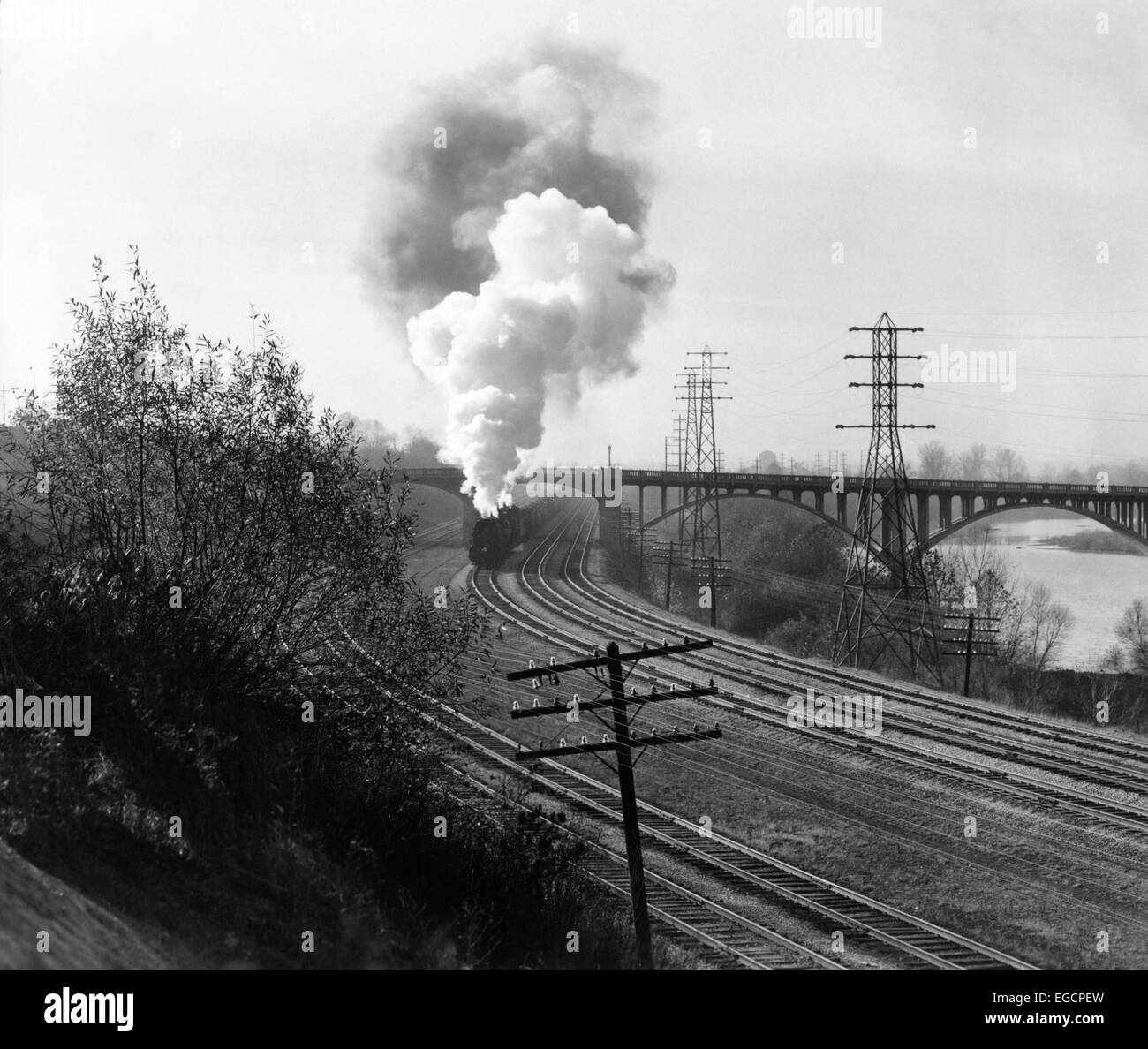 1940ER JAHREN ANTENNE DES ZUG ENTLANG UNTER DER BRÜCKE WEHENDEN RAUCH IN DER NÄHE VON COLUMBUS OHIO Stockfoto