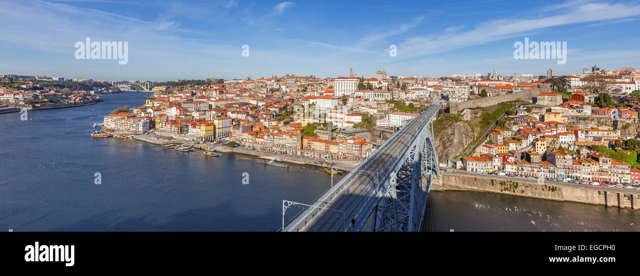 Blick auf den berühmten Dom Luis ich Brücke überquert den Fluss Douro, und die historischen Ribeira und Se-Viertel in der Stadt Porto Stockfoto