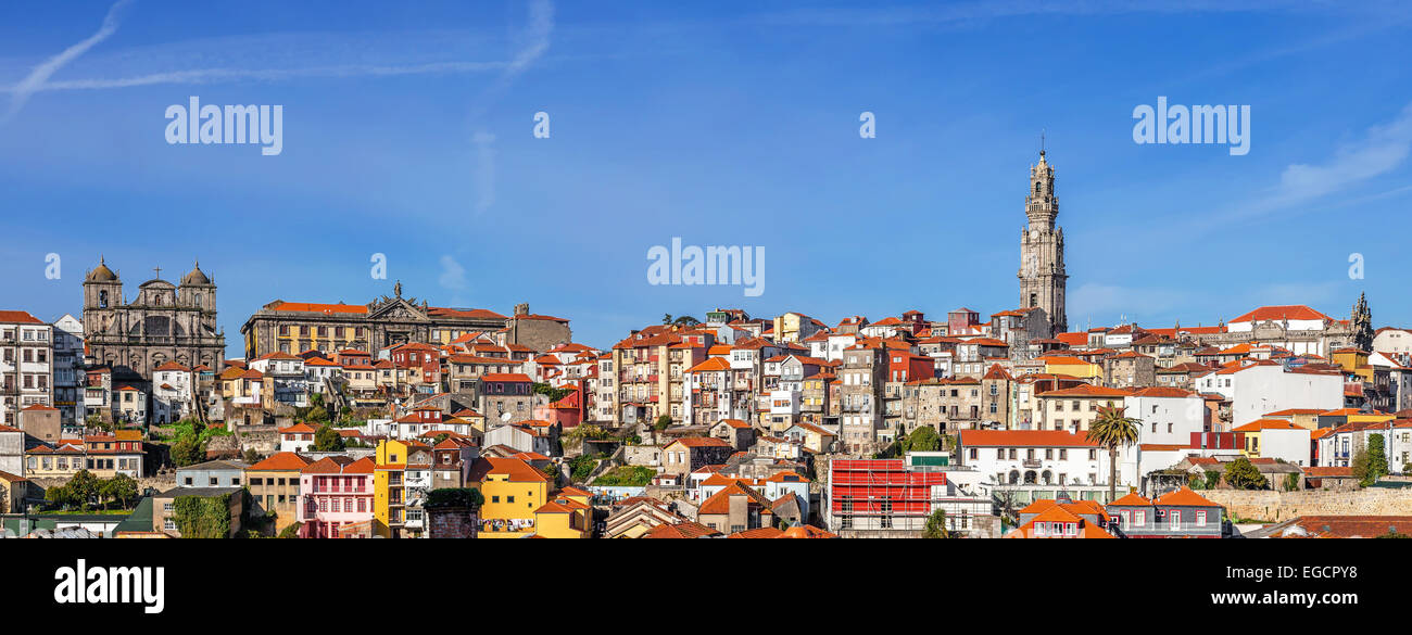Skyline und Stadtbild von der Stadt Porto in Portugal, mit Blick auf den ikonischen Clerigos Tower und die historischen Stadtteile Stockfoto