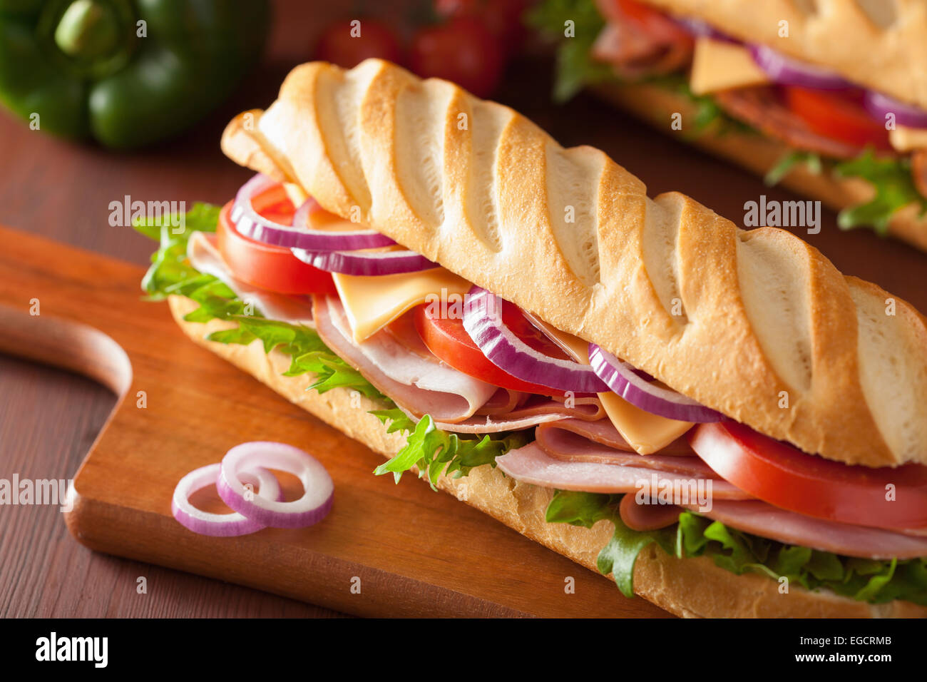 langes Baguette-Sandwich mit Schinken-Käse-Tomaten und Salat Stockfoto