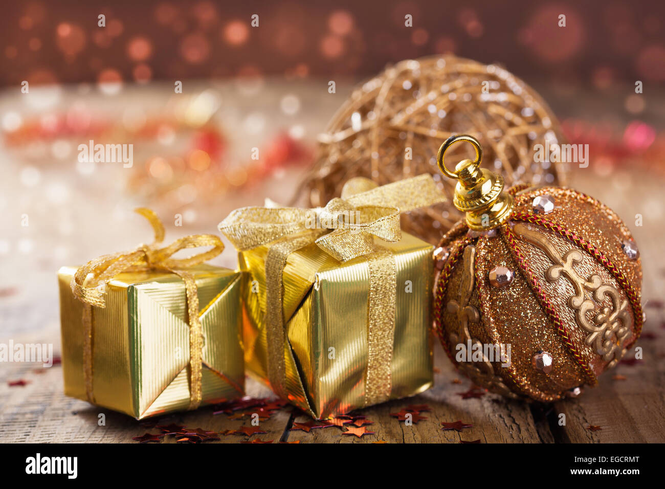 Goldene Weihnachtsgeschenke und Dekoration Stockfoto