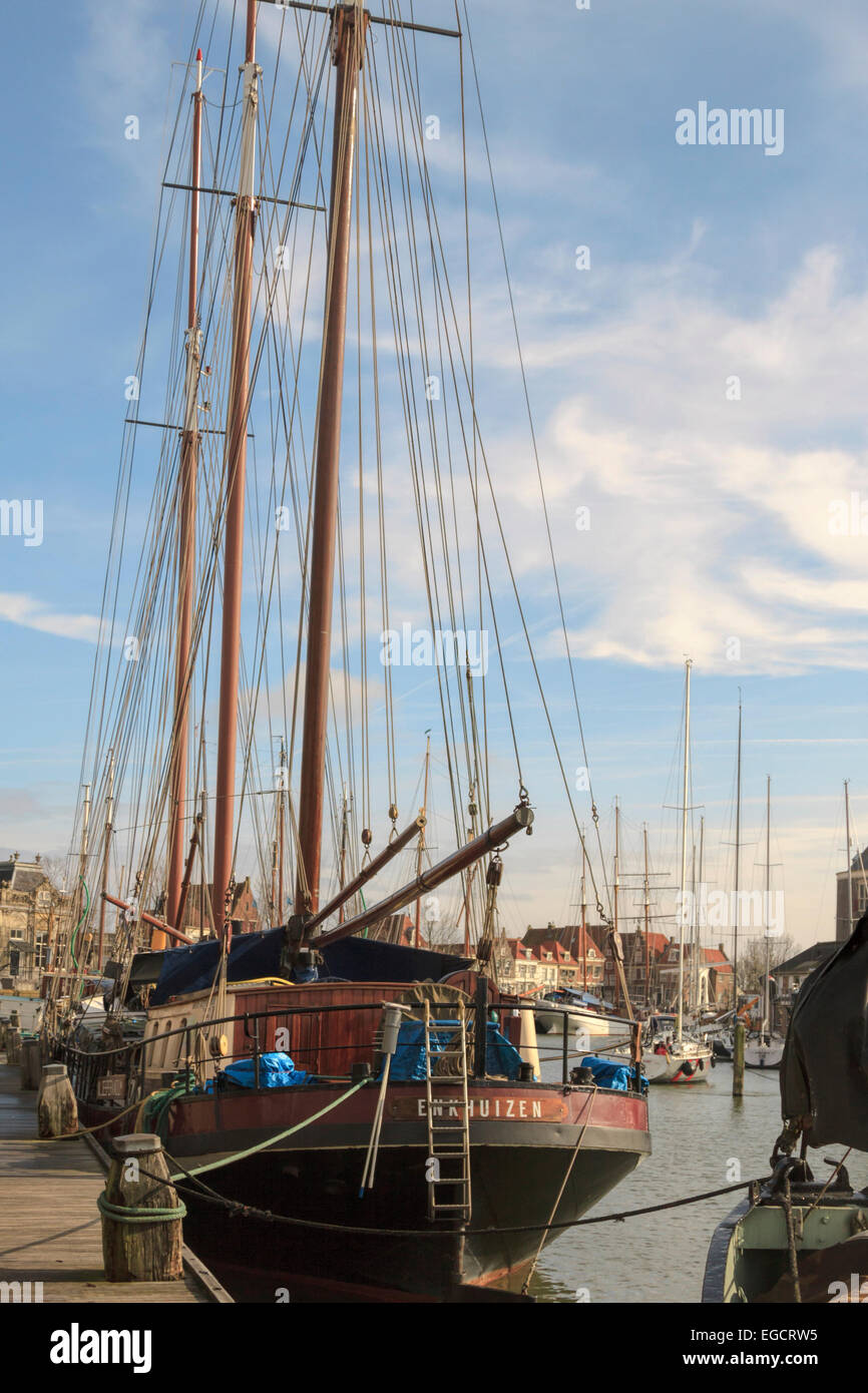 Maritime Stimmung im Hafen von Enkhuizen, einer historischen Stadt, liegt am IJsselmeer, Nordholland, Niederlande. Stockfoto