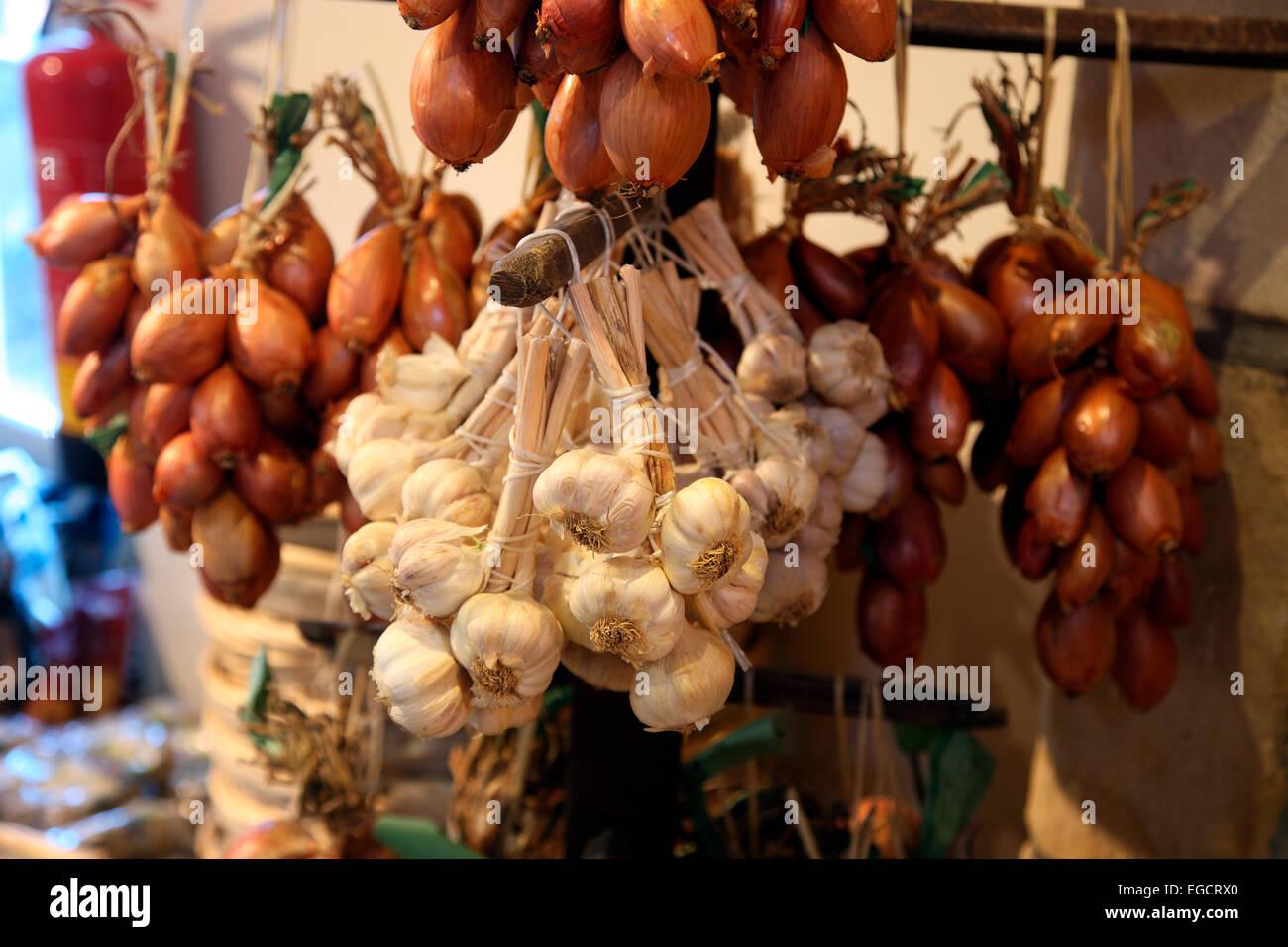 Knoblauch und Zwiebeln zum Verkauf an Balgove Speisekammer Stockfoto