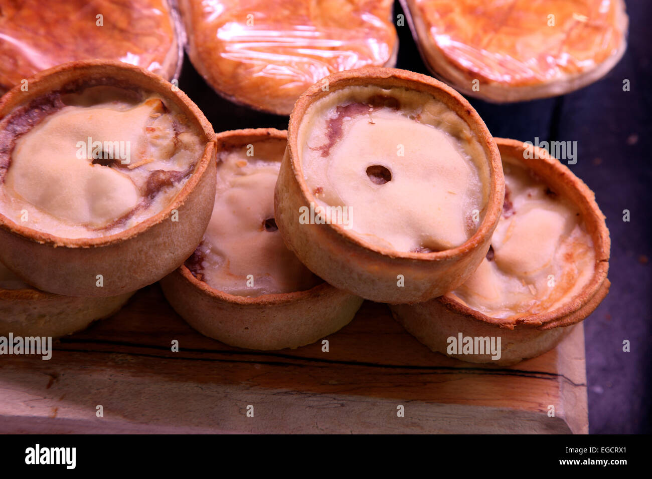 Traditionelle schottische Fleischpasteten zum Verkauf an Balgove Speisekammer. Stockfoto