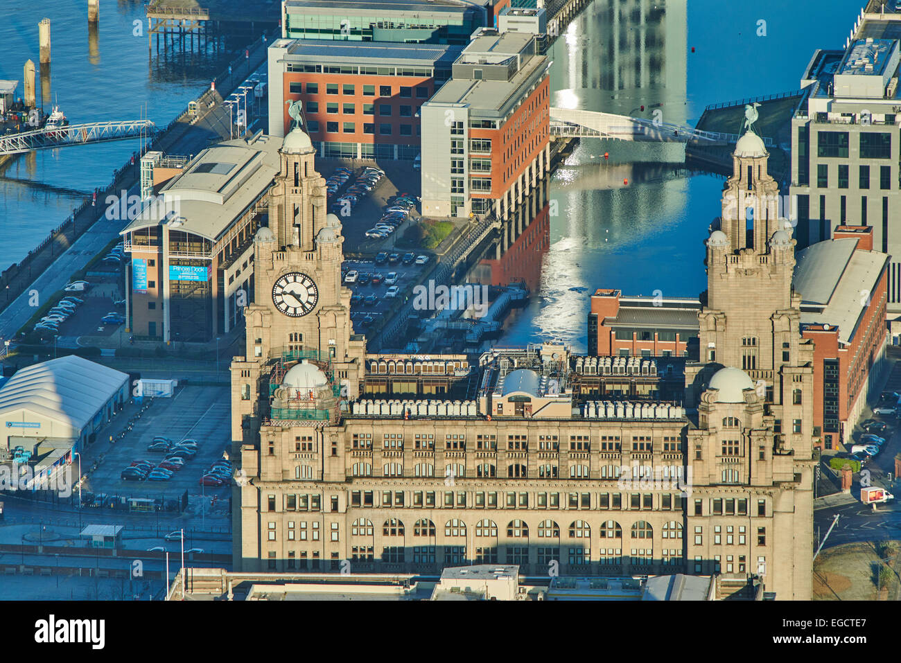 Eine Luftaufnahme des Royal Liver Building in Liverpool. In 1911 und ehemalige Heimat der königlichen Leber Assurance Group abgeschlossen Stockfoto