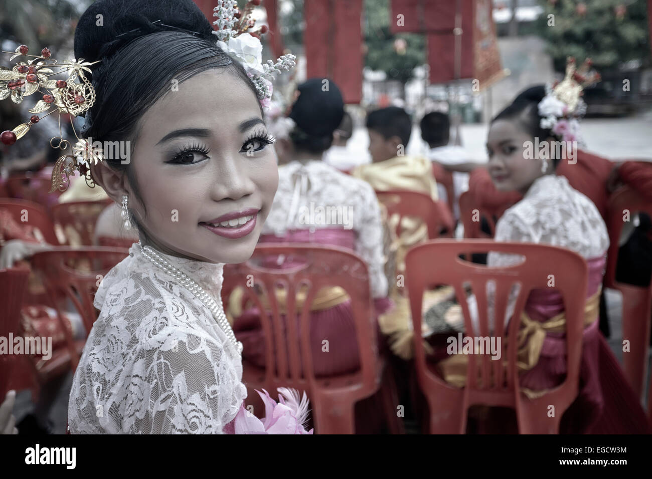 Thailand Schönheit. Portrait eines schönen thailändischen Mädchens, das zum chinesischen Neujahr an einer Straßenparade teilnimmt. Thailand S. E. Asien Stockfoto