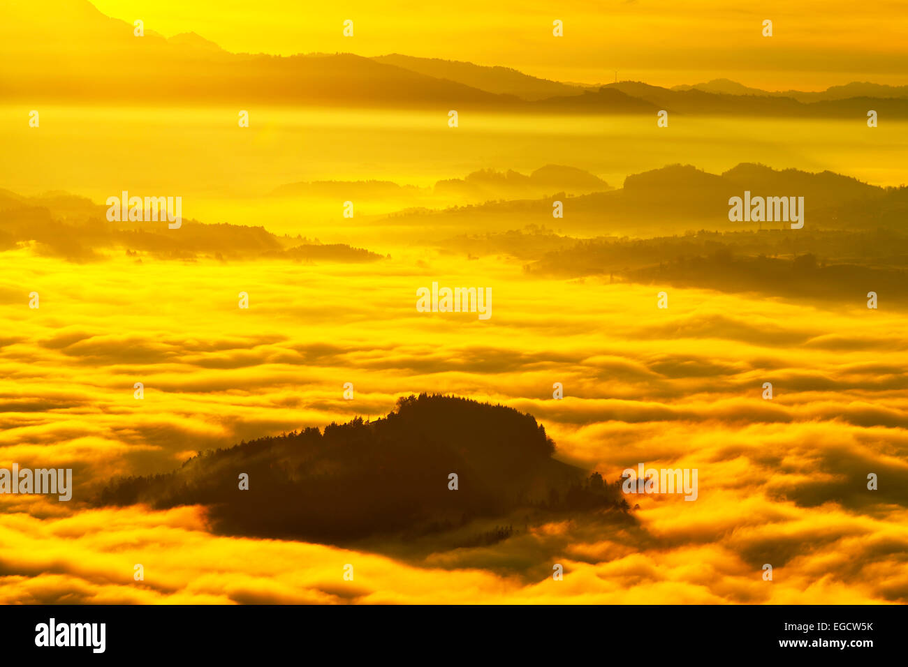 Blick von der Rigi über dem Mittelland oder Mittelland eingehüllt in Nebel, Zentralschweiz, Kanton Schwyz Stockfoto