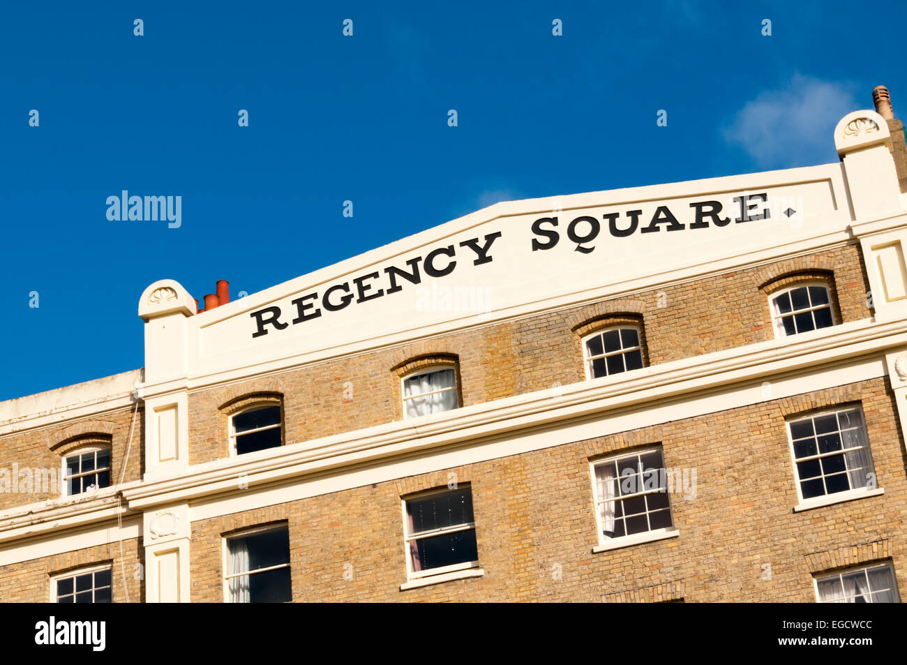 Der Name des Regency Square in Brighton geschrieben auf dem Giebel des eines der Gebäude um den Platz herum. Stockfoto