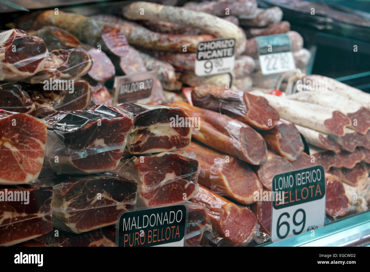 Marktstand erhalten Fleisch, Wurst, Schinken und anderes Fleisch, Barcelona, Spanien Stockfoto