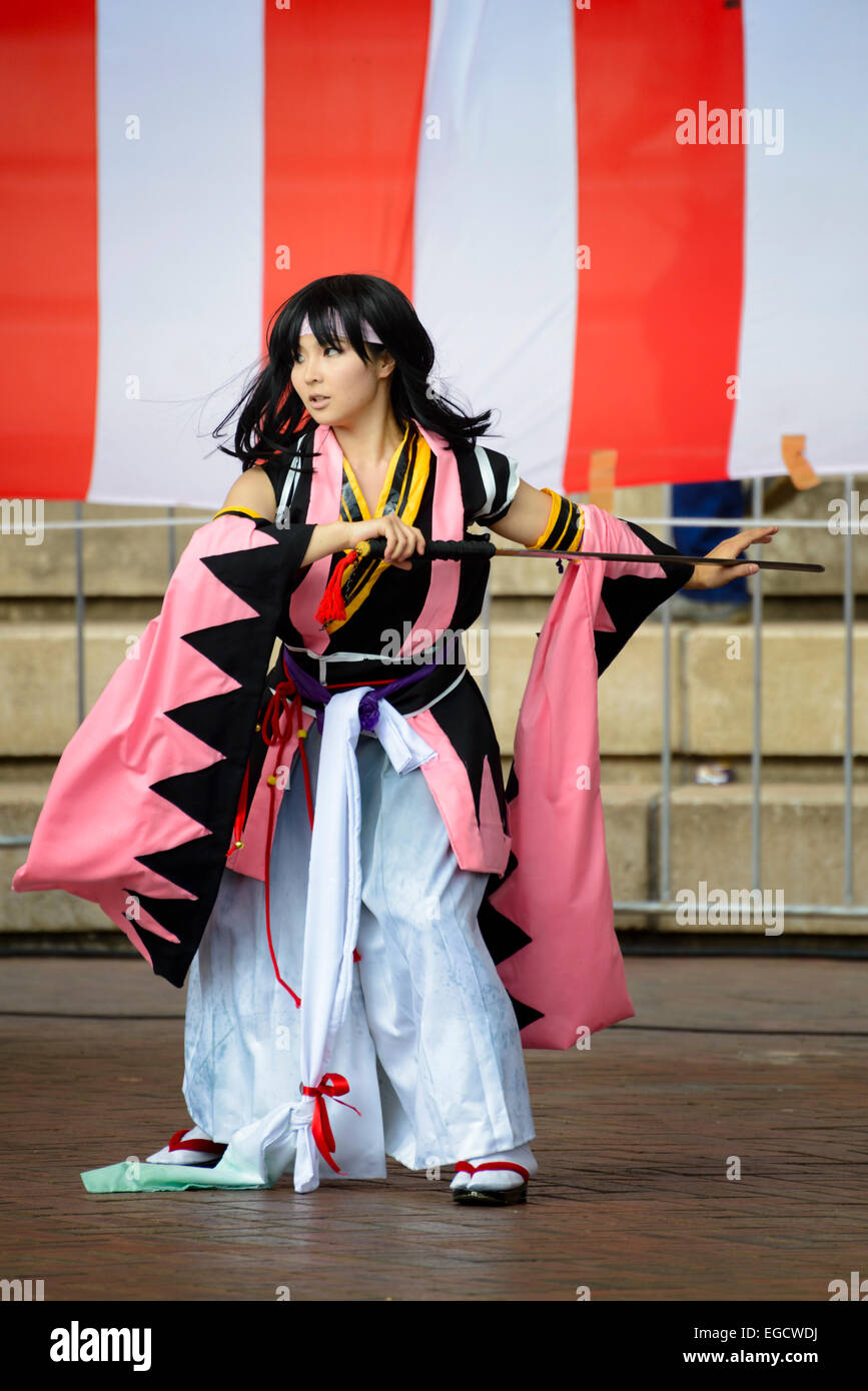 Cosplay Wettbewerb: eine japanische Cosplayer in Kostüm und mit Schwert schlägt eine Pose Stockfoto