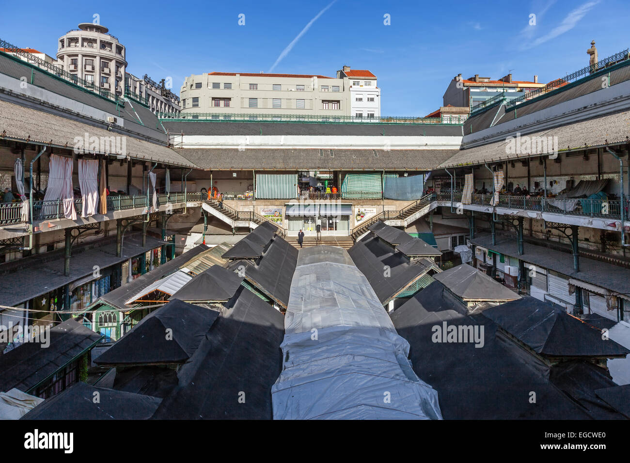 Porto, Portugal. 29. Dezember 2014: Innenministerium der historische Bolhao Markt mit frischen Lebensmitteln zu verkaufen Stockfoto
