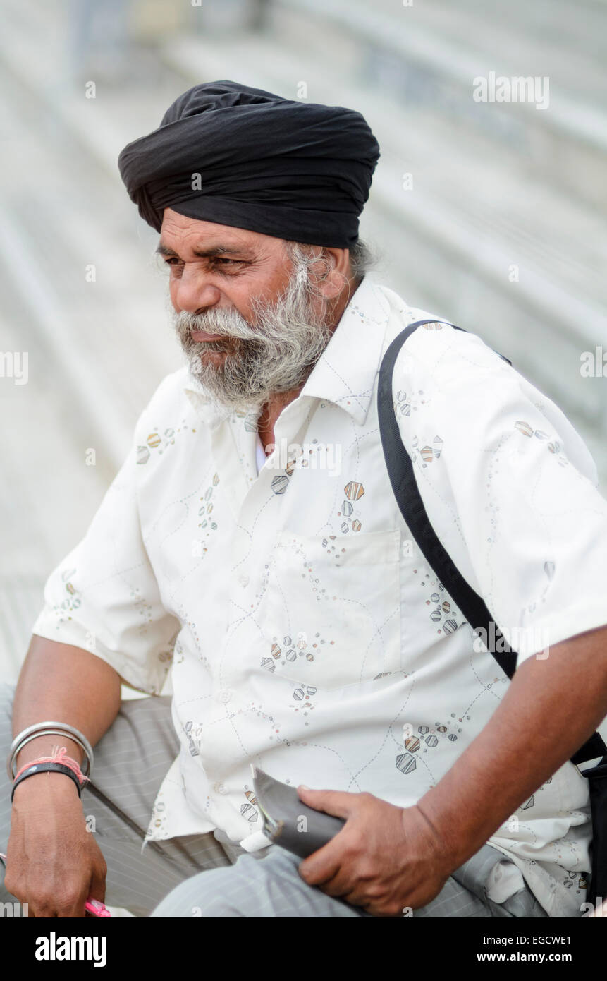 Eine Sikh Wahrsagerin wartet bei Batu Caves, Kuala Lumpur, Malaysia. Stockfoto
