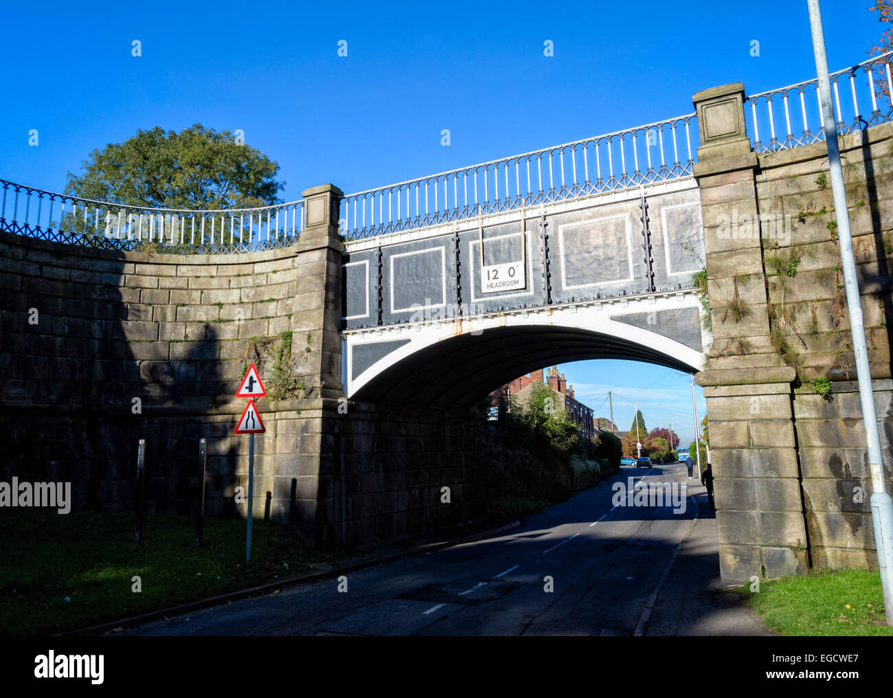 Frühen viktorianischen Aquädukt einen Kanal über eine Straße tragen; Gusseisen-Brücke;   19. Jahrhunderts hoch-und Tiefbau; Kanalbrücke; Straßenüberführung; Aquädukt Stockfoto